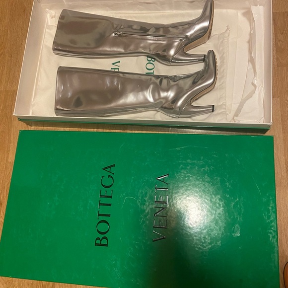 Bottega Venetia silver mirror leather. New with box - Picture 2 of 5